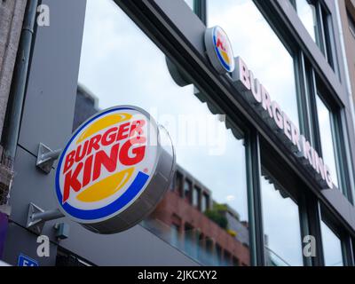 Basel, Schweiz - Juli 4 2022: Burger King Restaurant Logo. Burger King, gegründet 1954, behauptet, mehr als 11 Millionen Gäste pro Tag auf der ganzen Welt zu bedienen. In der schweizer Stadt Stockfoto