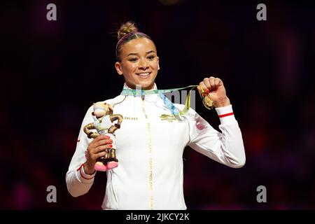 Birmingham, Großbritannien. 01. August 2022. Birmingham, England, August 1. 2022: Georgia-Mae Fenton (England) gewinnt das Womens Uneven Bars Finale während des Turnkunstereignisses der Commonwealth Games 2022 in der Birmingham Arena in Birmingham, England. (Daniela Porcelli/SPP) Quelle: SPP Sport Press Foto. /Alamy Live News Stockfoto