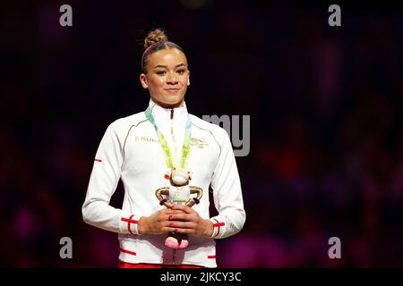 Birmingham, Großbritannien. 01. August 2022. Birmingham, England, August 1. 2022: Georgia-Mae Fenton (England) gewinnt das Womens Uneven Bars Finale während des Turnkunstereignisses der Commonwealth Games 2022 in der Birmingham Arena in Birmingham, England. (Daniela Porcelli/SPP) Quelle: SPP Sport Press Foto. /Alamy Live News Stockfoto