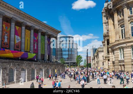 Massen von Besuchern in Birmingham für die Commonwealth Games 2022 Stockfoto