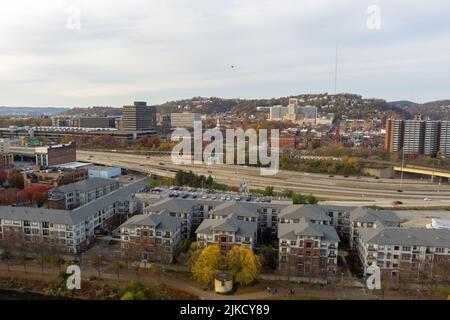 Luftaufnahme von Pittsburgh, Pennsylvania's North Side. Das North Shore Viertel ist im Vordergrund. Stockfoto
