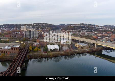 Luftaufnahme von Pittsburgh, Pennsylvania's North Side, über den Allegheny River in der Nähe von North Shore und Troy Hill. Veterans Bridge (I-579) befindet sich auf der Stockfoto