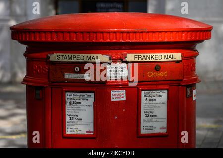 LONDON - 16. Mai 2022: Nahaufnahme einer alten traditionellen britischen roten Postbox Stockfoto