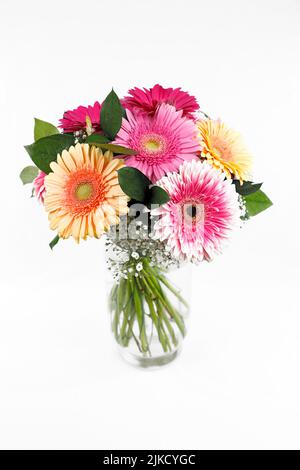 Ein farbenfroher Strauß mit Gerberas in einer Glasvase Stockfoto