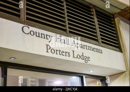 LONDON - 17. Mai 2022: County Hall Apartments Porters Lodge Schild über einer Tür Stockfoto