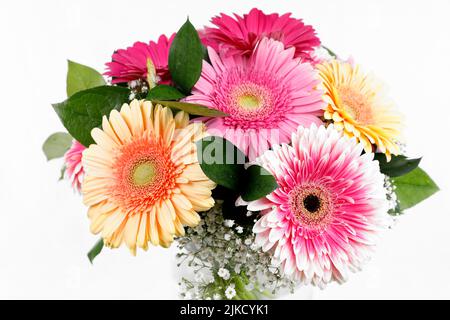 Ein farbenfroher Strauß mit Gerberas in einer Glasvase Stockfoto