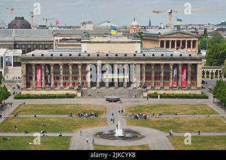 Das Alte Museum, von Karl Friedrich Schinkel erbaut, vorne der Lustgarten, auf dem Dach die Flagge der Ukraine, Museumsinsel, unter den Linden, Berlin Stockfoto