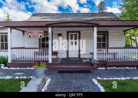 Canmore, Alberta, Kanada - 7. Juli 2022: Das historische Gebäude der North West Mounted Police Barracks befindet sich in der Innenstadt von Canmore Stockfoto