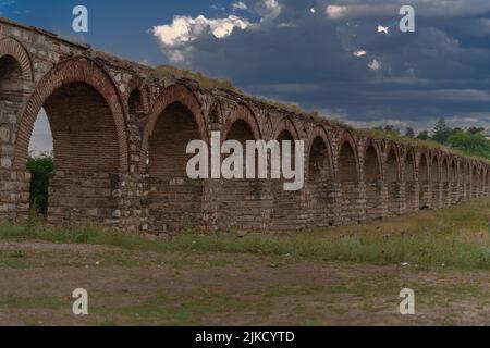 Eine schöne Aufnahme des alten römischen Aquädukts von Skopje, archäologische Stätte in Nord-Mazedonien Stockfoto