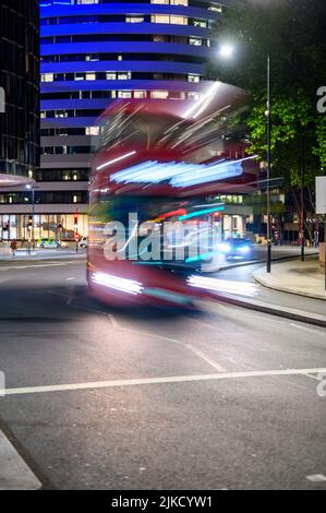 Langzeitbelichtung rot London Double Decker Bus bei Nacht mit Bewegungsunschärfe Stockfoto