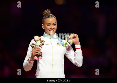 Birmingham, Großbritannien. 01. August 2022. Birmingham, England, August 1. 2022: Georgia-Mae Fenton (England) gewinnt die Goldmedaille der unebenen Balken während des Turnkunstereignisses der Commonwealth Games 2022 in der Birmingham Arena in Birmingham, England. (Daniela Porcelli/SPP) Quelle: SPP Sport Press Foto. /Alamy Live News Stockfoto