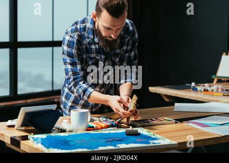 Künstler Arbeit Studio bärtige Pinsel Fokus Idee Stockfoto