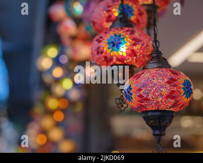 Farbenfrohe türkische Hängelampen in verschiedenen Farben und Größen. Türkische Mosaiklämmer. Glasmosaiklampe im großen Basar. Handgemachtes Mosaik Vintage Ottom Stockfoto