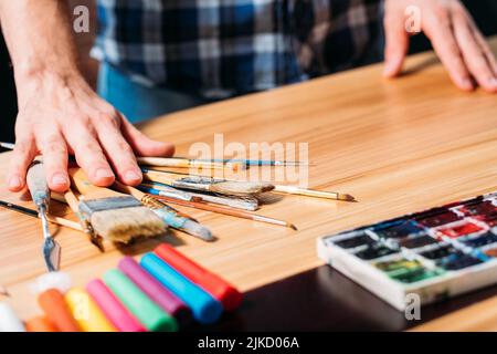 Künstler Werkzeuge Pinsel Mann Hände Kunst Prozess Stockfoto