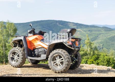ATV Quad Bike vor der Berglandschaft. Stockfoto