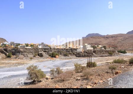 Verlassene Dorfruinen von Riwaygh as-Safil mit einer Oase darunter auf der Straße zwischen Al Hambra und Jebel Shams im Sultanat Oman Stockfoto