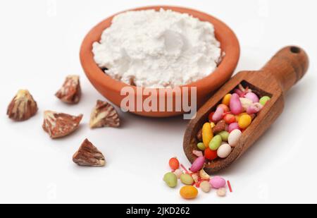 Bunte paan Masala Gewürz zum Essen Betel Blatt auf weißem Hintergrund Stockfoto