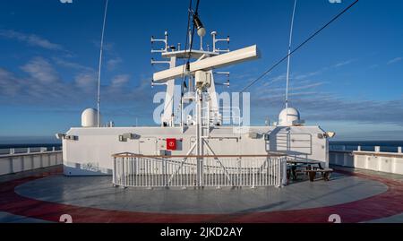 Radargeräte auf dem obersten Dezk von Hurtigrutens Schiff MS Fridtjof Nansen in der Dänemarks Straße am 11. Juli 2022 Stockfoto