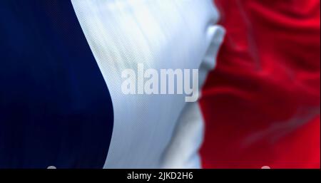 Nahaufnahme der im Wind winkenden französischen Nationalflagge. Frankreich ist ein Land in Westeuropa. Hintergrund mit Stofftextur. Selektiver Fokus Stockfoto