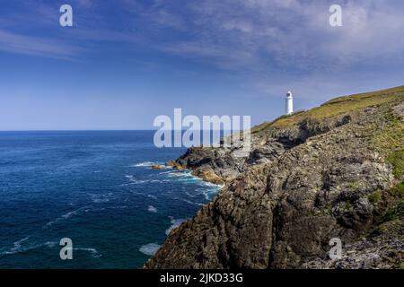 Der Leuchtturm, der über den Rocky Cliffs am Trevose Head in Cornwall steht. Stockfoto