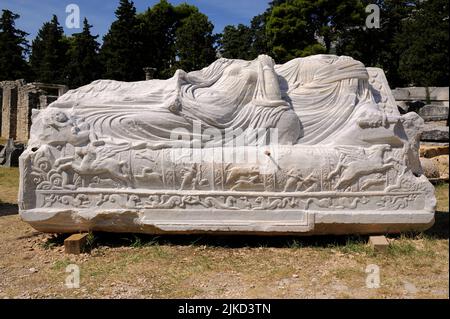 Kopflose Bilder eines liegendem Paar auf dem fein geformten Deckel eines geplünderten römischen Marmorsarkophags oder einer Grabkiste außerhalb der griechischen und römischen Stadt Salona in Solin bei Split, Dalmatien, Kroatien. Das Ehepaar war wahrscheinlich führende Bürger von Salona. Die komplizierten Details auf dieser schrägen Seite des Sarkophags, der in der Nekropole von Manastrine liegt, umfassen geflügelte Pferde, einen schlafenden Putto oder Cherub, Delfine oder Tümmler, Meeresmonster und Jagdszenen. Der Künstler war besonders geschickt darin, die Falten in der Kleidung des Paares zu modellieren. Stockfoto