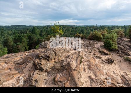 Stony Jump, ein geologisches Merkmal und ein Felsvorsprung auf Frensham Common, Surrey, England, Großbritannien. Ironstone Aussichtspunkt im Sommer. Stockfoto