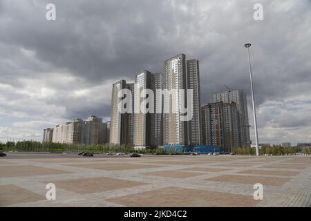 Hohe, Wolkenkratzer-artige Wohngebäude in Astana (nur-Sultan), Kasachstan Stockfoto