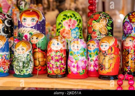 Eine Reihe von Matroschka-Puppen, viele russische stapelbare Puppen auf dem Display, eine Gruppe von Objekten aus der Nähe, niemand, keine Menschen. Traditioneller Festmarktstand, Stockfoto