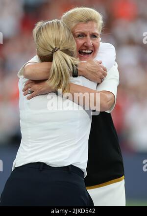 London, England, 31.. Juli 2022. Sarina Wiegman, Chefcoach Englands, wird nach dem Spiel der UEFA Women's European Championship 2022 im Wembley Stadium, London, von Debbie Hewitt, Vorsitzender des FA ( English Football Association ), begrüßt. Bildnachweis sollte lauten: Jonathan Moscrop / Sportimage Stockfoto