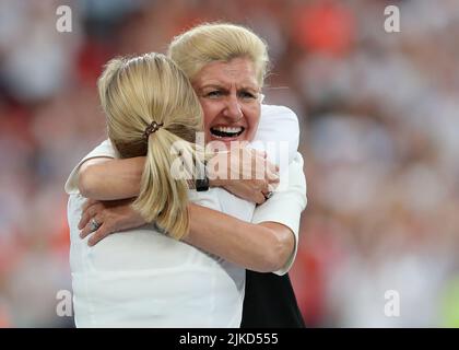 London, England, 31.. Juli 2022. Sarina Wiegman, Chefcoach Englands, wird nach dem Spiel der UEFA Women's European Championship 2022 im Wembley Stadium, London, von Debbie Hewitt, Vorsitzender des FA ( English Football Association ), begrüßt. Bildnachweis sollte lauten: Jonathan Moscrop / Sportimage Stockfoto