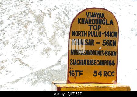Khardungla Leh India 08 April 2022 der Khardung La oder Khardung Pass ist eine der höchsten befahrbaren Straßen der Welt und das Tor zu Nubra, Shyok Valleys Stockfoto