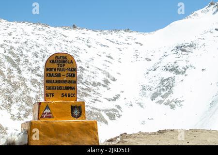 Khardungla Leh India 08 April 2022 der Khardung La oder Khardung Pass ist eine der höchsten befahrbaren Straßen der Welt und das Tor zu Nubra, Shyok Valleys Stockfoto