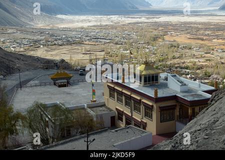 Hunder, Leh, Indien 08 April 2022 - Das Deskit-Kloster, Auch Deskit Gompa Genannt, Ist Die Wichtigste Touristenattraktion Von Nubra Valle, Die Lord Buddha Gewidmet Ist Stockfoto