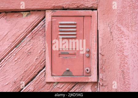 Einfaches altmodisches Retro-Vintage-Eingangstelefon mit zwei leeren Namensschildern und Türglockenknöpfen, altes Konzept für den Eingang der Wohnung, Doppelwohnung. O Stockfoto