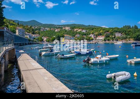 Blick auf die Boote im Hafen von Ika, Ika, Kvarner Bucht, Ostistrien, Kroatien, Europa Stockfoto