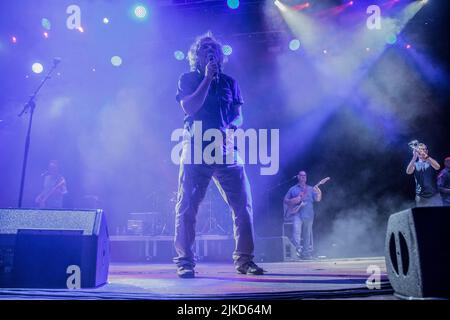 Madrid, Spanien. 30.. Juli 2022. Der Filmregisseur und Musiker Emir Kusturica hat seine Abschiedstour als Band beim Noches del Botanico Festival in Madrid, Spanien, vor tausenden Zuschauern in einer tropischen und festlichen Nacht angekündigt. (Foto von Alberto Sibaja/Pacific Press/Sipa USA) Quelle: SIPA USA/Alamy Live News Stockfoto