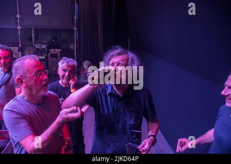 Madrid, Spanien. 30.. Juli 2022. Der Filmregisseur und Musiker Emir Kusturica hat seine Abschiedstour als Band beim Noches del Botanico Festival in Madrid, Spanien, vor tausenden Zuschauern in einer tropischen und festlichen Nacht angekündigt. (Foto von Alberto Sibaja/Pacific Press/Sipa USA) Quelle: SIPA USA/Alamy Live News Stockfoto