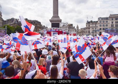 London, Großbritannien. 01. August 2022. Unterstützer winken Englands Flaggen während der Women's Euro 2022 Sonderveranstaltung auf dem Trafalgar Square. Tausende von Menschen versammelten sich, um das englische Team, bekannt als die Lionesses, zu feiern, das das Fußballturnier der Frauen bei der Euro 2022 gewann. England schlug Deutschland 2:1. Kredit: SOPA Images Limited/Alamy Live Nachrichten Stockfoto