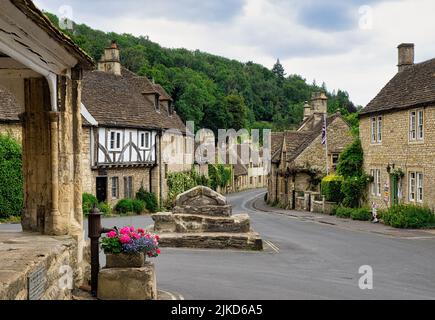 Das wunderschöne Dorf Cotswolds von Castle Combe. Blick vom Market Place die Straße hinunter. Castle Combe ist ein typisch englisches Dorf. Stockfoto