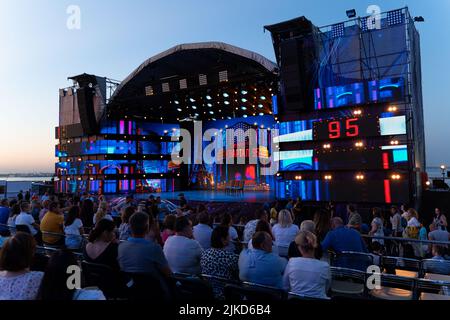 ODESSA, UKRAINE 14. August 2019: Konzert 95 Kvartal. Rückansicht der Menge mit ausgestreckten Armen beim Konzert. Jubelnde Menge beim Rockkonzert. Silhouetten Stockfoto