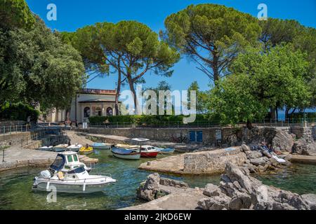 Blick auf felsigen Einlass und Boote, die Promenade Lungomare, Opatija, Kvarner Bucht, Kroatien, Europa Stockfoto