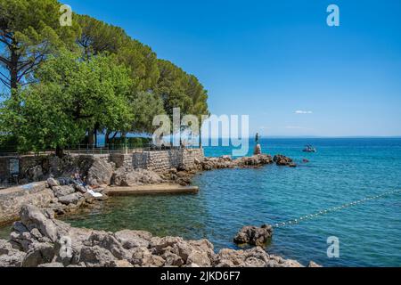 Blick auf die felsige Bucht und den Lungomare, Promenade und Maiden mit der Möwenstatue, Opatija, Kvarner Bucht, Kroatien, Europa Stockfoto