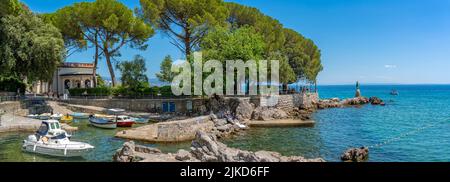 Blick auf die felsige Bucht und den Lungomare, Promenade und Maiden mit der Möwenstatue, Opatija, Kvarner Bucht, Kroatien, Europa Stockfoto