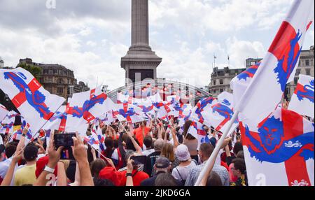 London, Großbritannien. 01. August 2022. Unterstützer winken Englands Flaggen während der Women's Euro 2022 Sonderveranstaltung auf dem Trafalgar Square. Tausende von Menschen versammelten sich, um das englische Team, bekannt als die Lionesses, zu feiern, das das Fußballturnier der Frauen bei der Euro 2022 gewann. England schlug Deutschland 2:1. (Foto: Vuk Valcic/SOPA Images/Sipa USA) Quelle: SIPA USA/Alamy Live News Stockfoto