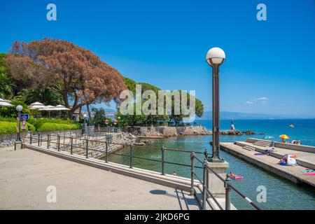 Blick auf die felsige Bucht und den Lungomare, Promenade und Maiden mit der Möwenstatue, Opatija, Kvarner Bucht, Kroatien, Europa Stockfoto