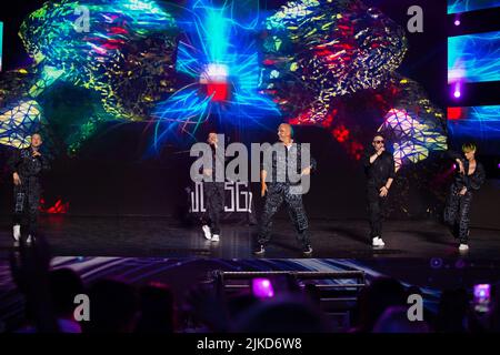 ODESSA, UKRAINE August 14 2019: Berühmte ukrainische Band MOZGI und Sänger POTAP. Künstler spielt Lieder von der Bühne während des Konzerts im Nachtclub. Interpret ein Stockfoto