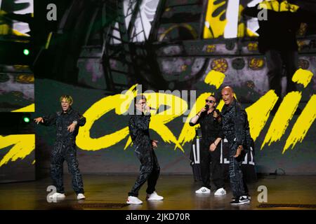 ODESSA, UKRAINE August 14 2019: Berühmte ukrainische Band MOZGI und Sänger POTAP. Künstler spielt Lieder von der Bühne während des Konzerts im Nachtclub. Interpret ein Stockfoto