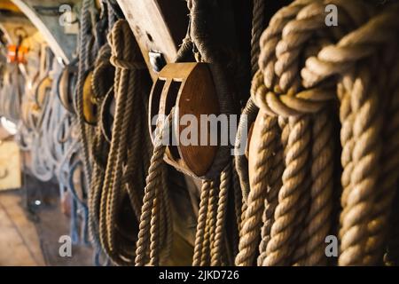 Die Details und Seile des holländischen Frachtschiffes Ost Stockfoto