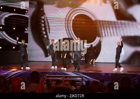 ODESSA, UKRAINE August 14 2019: Berühmte ukrainische Band MOZGI und Sänger POTAP. Künstler spielt Lieder von der Bühne während des Konzerts im Nachtclub. Interpret ein Stockfoto