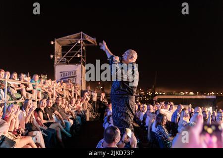 ODESSA, UKRAINE August 14 2019: Berühmte ukrainische Band MOZGI und Sänger POTAP. Künstler spielt Lieder von der Bühne während des Konzerts im Nachtclub. Interpret ein Stockfoto